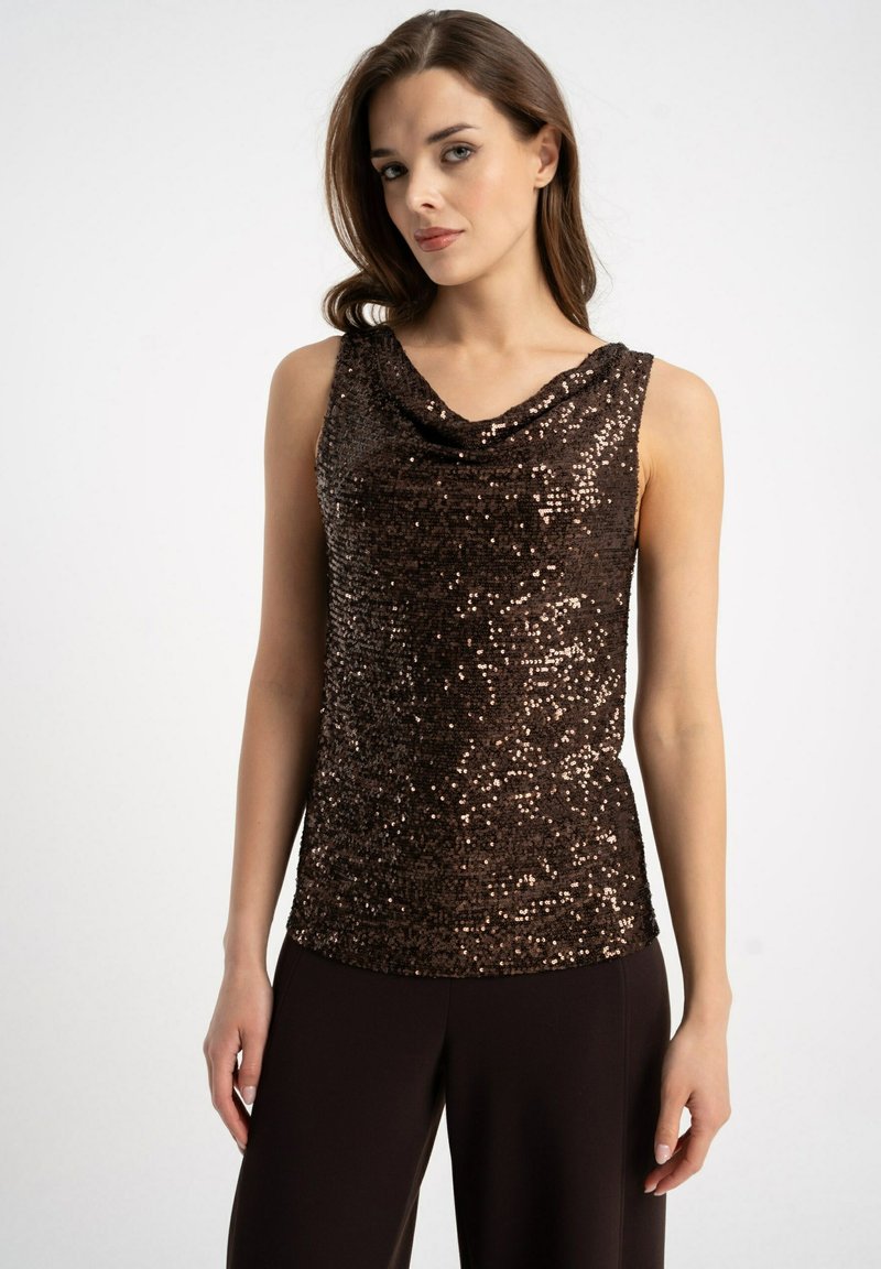 Brązowy top bez rękawów z cekinami i marszczonym dekoltem, o dopasowanym kroju i gładkiej fakturze, w zestawieniu z ciemnymi spodniami.