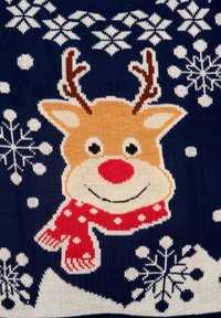 Maglione lavorato a maglia con un renna sorridente con corna marroni, un naso rosso e una sciarpa a pois rossi su uno sfondo blu scuro decorato con fiocchi di neve.