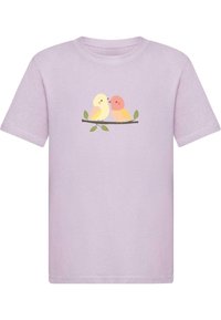 Lilla lühikeste varrukatega t-särk, millel on kujutatud kahte karikatuuri lindu oksal roheliste lehtedega. Valmistatud pehmest ja kergest kangast.