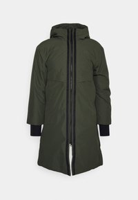 Manteau d'hiver long vert olive avec capuche attachée, bande de fermeture éclair noire sur le devant et poignets intérieurs noirs.