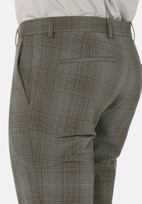 Grijs geruite broek met een subtiel ruitpatroon, met een vlakke voorkant, twee achterzakken en een gladde textuur.