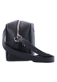 Borsa a tracolla in pelle nera con texture, chiusura a zip, tracolla regolabile e forma angolare. Presenta una superficie liscia e accessori metallici.