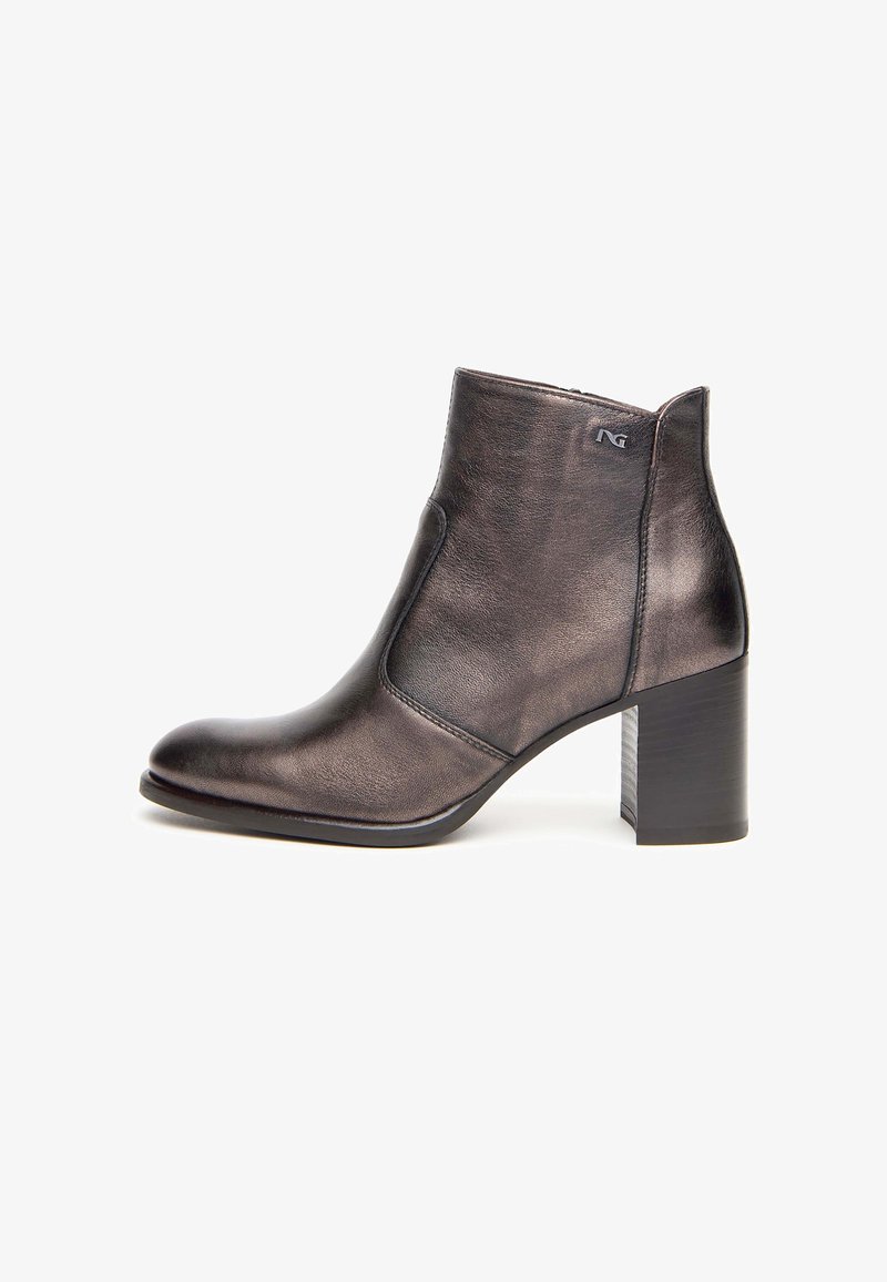 Bottine en cuir métallisé noir avec un talon carré, une pointe effilée et des détails de couture sur les côtés, comportant un petit logo sur le dessus.
