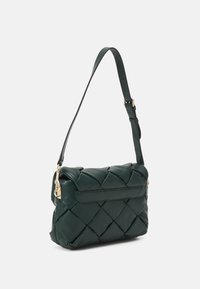 Sac bandoulière en cuir vert avec design tissé, bandoulière ajustable, fermeture éclair et accents en métal doré.