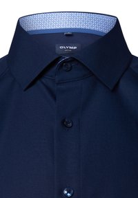 Camicia blu navy con colletto strutturato, bottoni sul davanti e colletto interno a fantasia azzurro chiaro. Tessuto testurizzato.