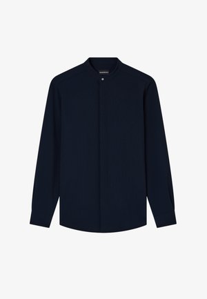 Camicia a maniche lunghe blu navy con colletto alla mandarino e bottoni frontali nascosti, progettata per un look moderno e minimalista.