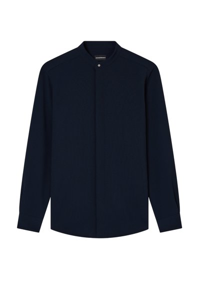 Camicia a maniche lunghe blu navy con colletto alla mandarino e bottoni frontali nascosti, progettata per un look moderno e minimalista.