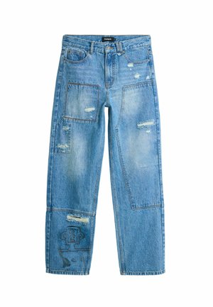 Svetlomodré rifle z denimu s detailmi patchworku, roztrhanými džínsami, grafikou robota na ľavej nohe a zapínaním na gombík v páse.