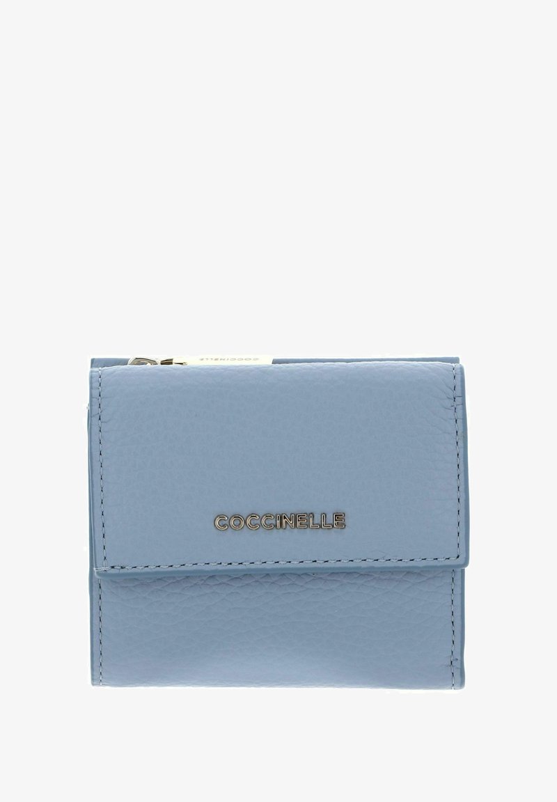 Portefeuille en cuir texturé bleu clair avec un rabat avant et un logo argenté "COCCINELLE" centré sur le rabat.
