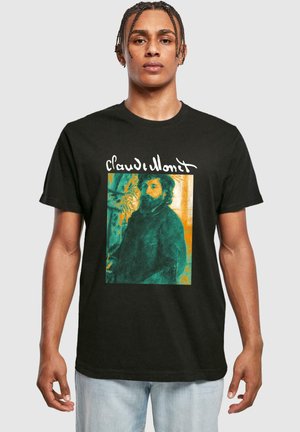 Sort t-shirt med et trykt portræt i teal- og orange nuancer, der viser en skægget mand, med teksten "Claude Monet" over billedet.