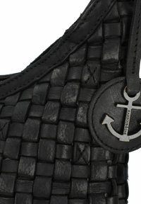 Borsa in pelle intrecciata nera con una finitura testurizzata. Presenta un'emblema ad ancora rotondo e una tracolla in pelle liscia.