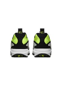 Adidași negri și verzi neon, cu guler căptușit, tab de prindere, accente din plasă și talpă intermediară albă cu tălpi exterioare texturate negre.