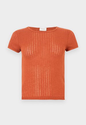 Κοντομάνικο ribbed t-shirt σε σκουριά απόχρωση με λεπτό σχέδιο και στρογγυλή λαιμόκοψη. Μαλακή υφή και εφαρμοστό σχέδιο.