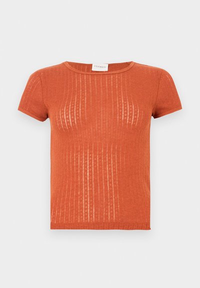 Κοντομάνικο ribbed t-shirt σε σκουριά απόχρωση με λεπτό σχέδιο και στρογγυλή λαιμόκοψη. Μαλακή υφή και εφαρμοστό σχέδιο.