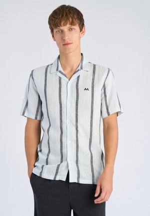 Korte mouwen overhemd van lichtblauw linnen met afwisselende zwarte verticale strepen en een klein geborduurd logo op de borst.