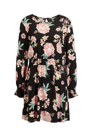 Czarna sukienka z kwiatowym wzorem, na którym znajdują się duże różowe róże i zielone liście, długie rękawy, okrągły dekolt oraz elastyczne wykończenie w talii.