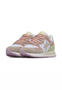 Sneakers con una combinazione di materiali in suede e mesh bianco, rosa e verde. Presentano lacci spessi e una suola in gomma testurizzata.