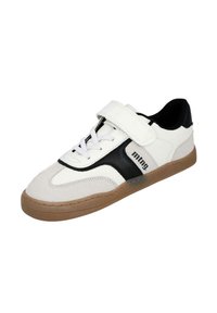 Zapatilla blanca con un acento de cuero negro, puntera de ante y una correa de velcro. Suela de goma con detalles cosidos. Incluye cordones.