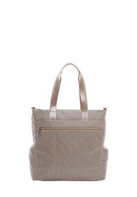 Beige tygkasse med dubbla handtag, ett zip-försett bakfack och texturerad yta. Rektangulär form med strukturerad design.
