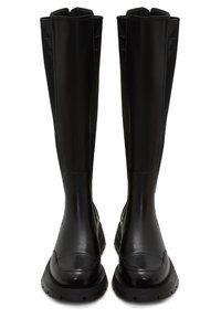 Botas negras hasta la rodilla, hechas de cuero suave, con puntera redondeada, suela gruesa y adornos en relieve en zigzag a los lados.