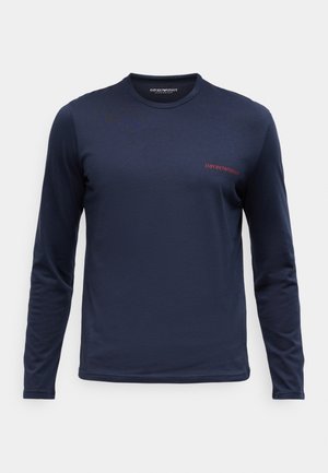 Mornarska dolga majica z dolgimi rokavi, izdelana iz mehkega materiala, z okroglim ovratnikom in majhnim rdečim logotipom na zgornji levi dojki. Enostaven dizajn, brez vzorcev.