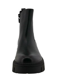 Botín de cuero negro con suela gruesa y cremallera lateral, visto de frente sobre fondo blanco.