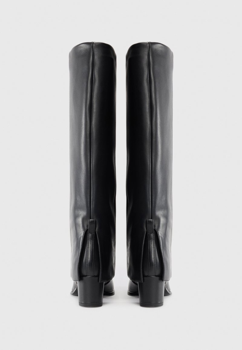 Schwarze, kniehohe Stiefel aus Leder mit quadratischer Zehenform, leicht strukturiertem Finish, Blockabsätzen und Reißverschlüssen hinten für Stil und Anpassung der Passform.