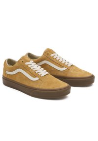 Sandlede sneakers i tan med hvit lærside stripe, flate hvite snøringer og brun gummisåle. Rund tå og lavt design.