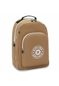 Tan kleurige stoffen rugzak met witte accenten, twee ritscompartimenten, een handgreep aan de bovenkant en een rond logo met een ster. Gladde textuur.