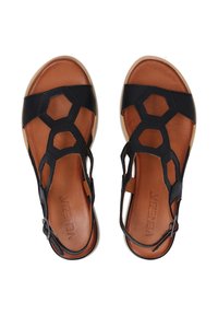 Černé kožené sandály s hexagonálními výřezy, hnědá stélka, nastavitelné pásky a lehká podrážka. Jednoduchý design pro snadné nošení.