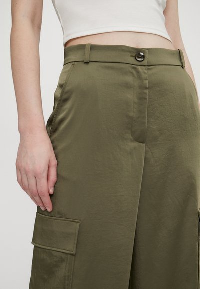 Olive zelené cargo kalhoty s hladkou texturou, vybavené zapínáním na knoflík, bočními kapsami a vysokým pasem.