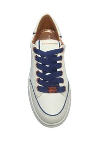 Sneaker in pelle bianca con lacci blu navy, dettagli in rame e un design testurizzato. Presenta una punta arrotondata e una suola in gomma spessa.