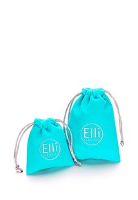 Turkise stof trækposer, en større og en mindre, med sølvlogoet "Elli we love jewels" trykt på hver. Glat overflade.