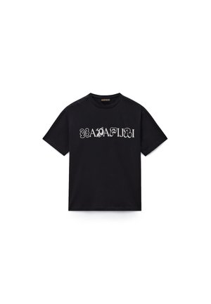 Tricou negru cu mânecă scurtă și design de text alb stilizat pe piept, pe un fundal alb simplu.