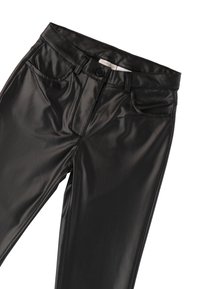 Zwarte neplederen broek met een glanzende textuur, vijf zakken, riemlussen en een ritssluiting. Bevat een glad oppervlak en een getailleerde pasvorm.