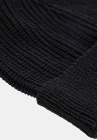 Berretto di lana nera a maglia con un motivo a coste testurizzato. Presenta un orlo ripiegato e una lana morbida e spessa per garantire calore.