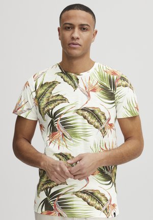 Kurzarm-T-Shirt mit einem weißen Hintergrund, das ein lebhaftes tropisches Blatt- und Blumenmuster in grünen, orangen und pinken Farbtönen zeigt.