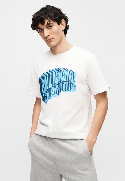 Λευκό βαμβακερό t-shirt με μπλε γραφικό κείμενο που γράφει «Billionaire Boys Club» στο μπροστινό μέρος. Απλός στρογγυλός λαιμός και κοντά μανίκια.