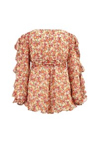 Blouse florale décolletée avec des manches à volants, fabriquée en tissu léger dans des teintes d'orange, de rose et de jaune, avec une taille cintrée.