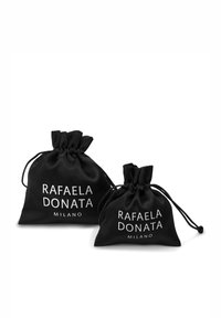 To sorte sorte snøreposer i sort satin med "RAFAELA DONATA MILANO" trykt i hvid. Én pose er større end den anden.