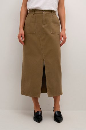Khaki midi sukňa vyrobená z odolného materiálu s prednými vreckami, predným rozparkom a rovný strih. V kombinácii s čiernymi topánkami s špicatou špičkou.