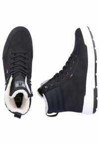 Baskets montantes noires à lacets avec un extérieur en cuir lisse et une doublure en fausse fourrure, dotées d'une semelle blanche et d'accents latéraux contrastants.
