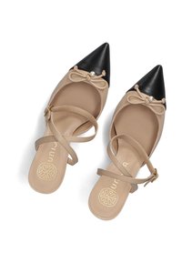 Naakte spitse ballerina's met een leren zwarte kap, decoratieve strik en parelaccent, en tan kleurige banden met een gouden gesp. Textuur-insoleringen.