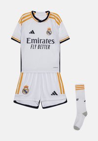 Uniforme de fútbol Adidas blanco que incluye una camiseta de manga corta con detalles en negro y dorado, pantalones cortos a juego y calcetas a rayas.