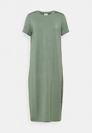 Vestido casual verde salvia, de manga corta, hasta la rodilla, con escote redondo y corte recto.