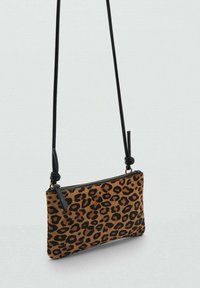 Borsa a tracolla con stampa leopardata, chiusura con zip, texture morbida e tracolla nera regolabile. Forma rettangolare con angoli arrotondati.
