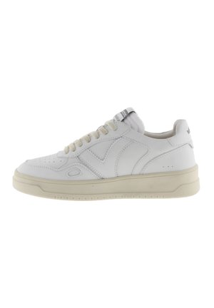 Sneaker in pelle bianca con punta arrotondata, profilo basso, suola in gomma texturizzata e logo discreto sulla linguetta; presenta dettagli perforati sui lati.
