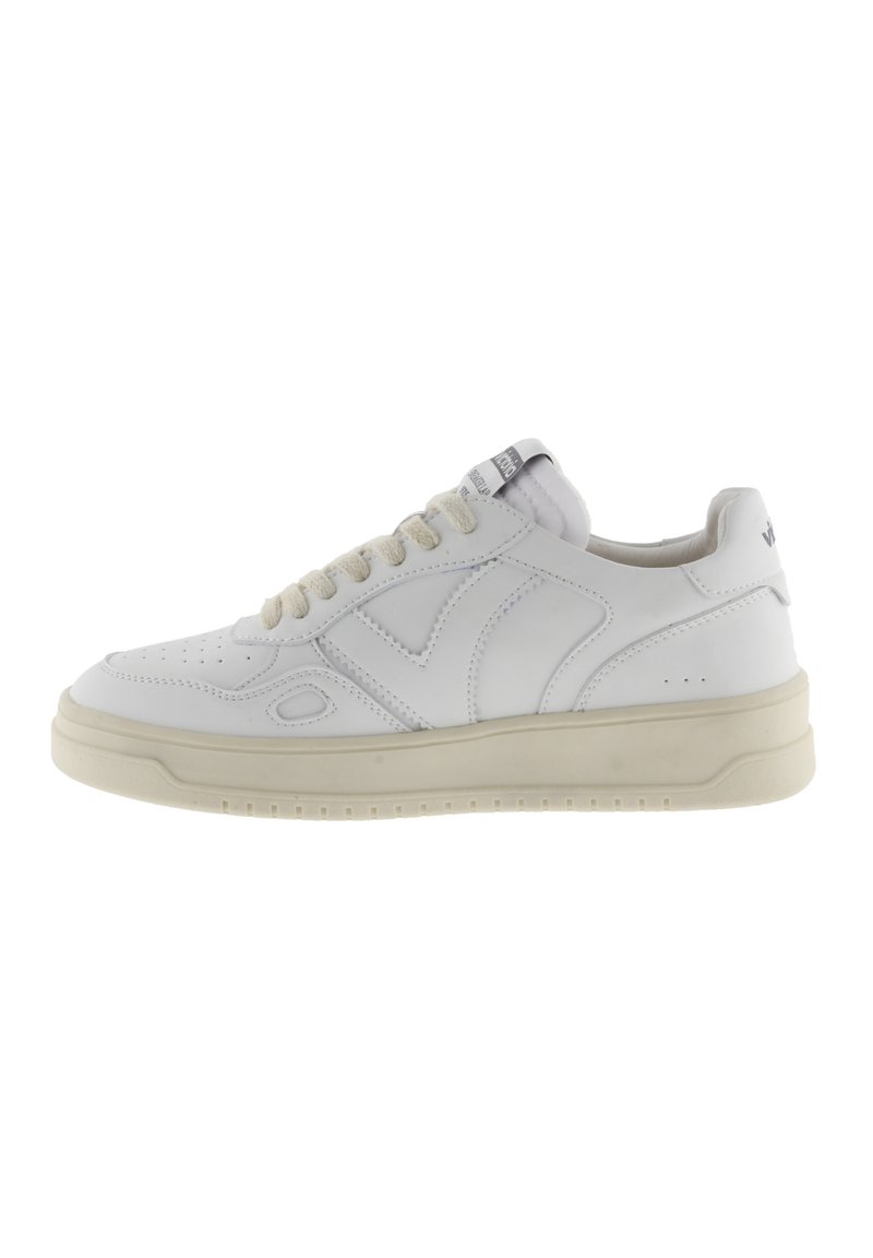 Sneaker en cuir blanc avec bout arrondi, profil bas, semelle en caoutchouc texturé et logo discret sur la languette ; présente des perforations sur les côtés.