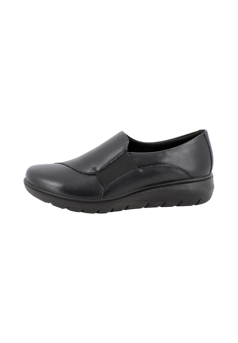 Scarpa nera slip-on realizzata in pelle liscia, con pannelli elastici ai lati, punta arrotondata e suola in gomma con pattern antiscivolo.
