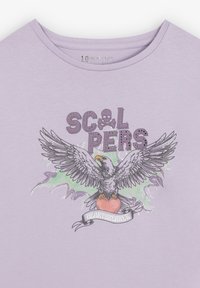 Liliowa bawełniana koszulka z grafiką latającego orła z rozpostartymi skrzydłami, trzymającego różowe serce, z napisem "SCO L PERS HEARTBREAKER."